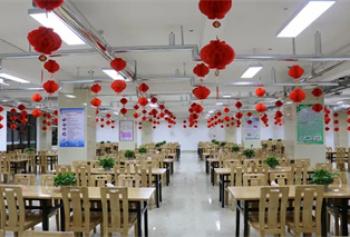 堅(jiān)守崗位保供餐，年味食堂有溫暖